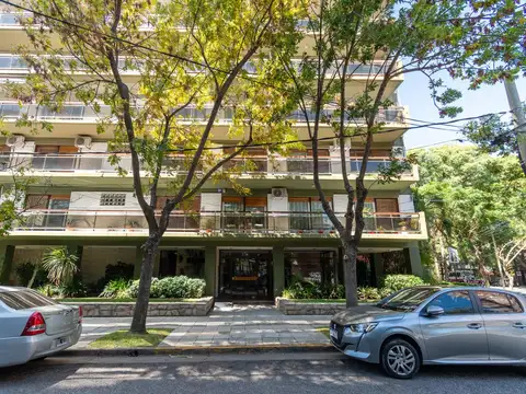 Oportunidad! Piso de 200m2 con cochera y baulera en venta a metros de Av. Libertador en La Lucila.