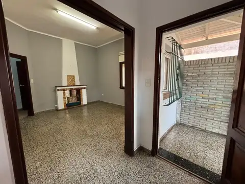 CASA DE 4 ambientes con cocina integrada. HAEDO NORTE. EXCELENTE UBICACION