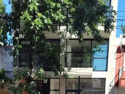 LOCAL C/VIDRIERA - EXCELENTE CUADRA - DEP.SUBSUEL