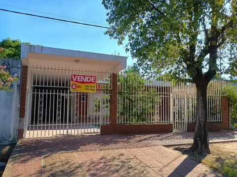 Casa ideal de 3 dormitorios sobre asfalto en Barranqueras 