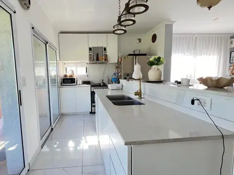 Casa 5 ambientes con 3 baños