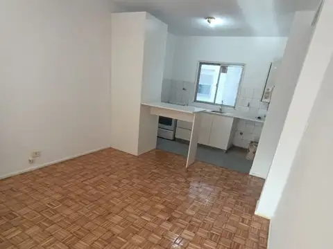 Departamento monomabiente en alquiler contrafrente balcon Flores Sur