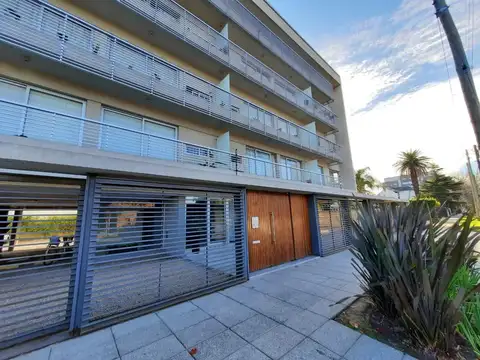 DEPARTAMENTO 2 AMBIENTES EN ALQUILER CON COCHERA CUBIERTA – ITUZAINGÓ NORTE
