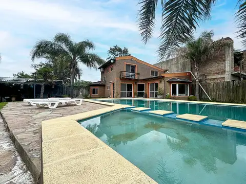 VENTA - Casa de 1 dormitorio con quincho, parque y piscina. Pueblo Esther.