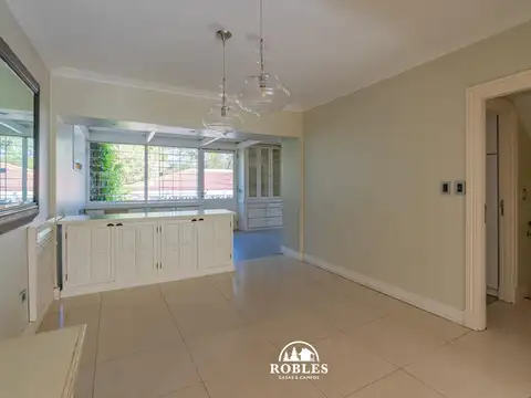 Chalet sobre dos lotes en el excelente barrio Los Troncos