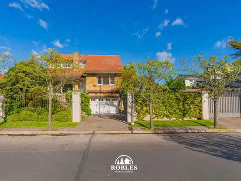 Chalet sobre dos lotes en el excelente barrio Los Troncos