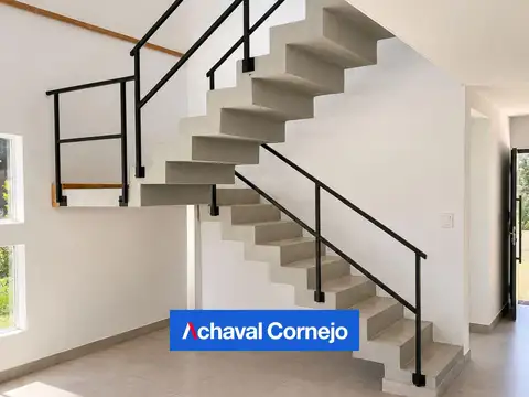 Casa en Alquiler con 3 cocheras