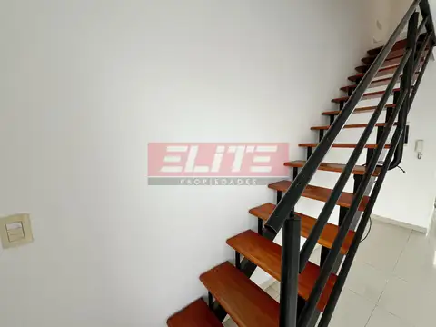 Moderno PH 3 ambientes al frente con destacado patio y balcones.