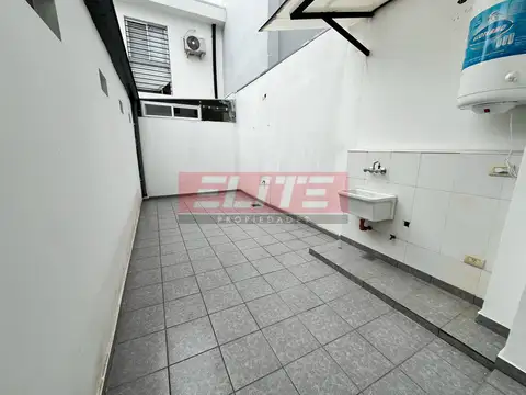 Moderno PH 3 ambientes al frente con destacado patio y balcones.