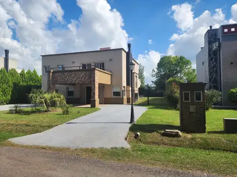 CASA EN VENTA BARRIO MALIBU (CANNING)