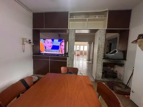 Casa 7 ambientes con 2 baños