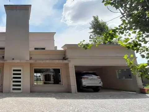 Casa 5 ambientes con 4 baños