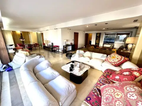 Piso de categoría  en Avda. 51 entre 9 y 10,  frente al Teatro Argentino en exclusivo edificio.