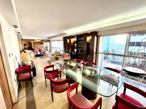 Piso de categoría  en Avda. 51 entre 9 y 10,  frente al Teatro Argentino en exclusivo edificio.