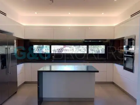 Casa en Alquiler con 3 cocheras