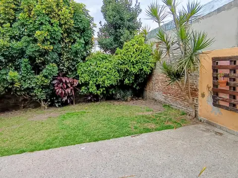Casa en venta 3 amb. con Jardin y cochera para 2 autos, super luminosa, Apto credit