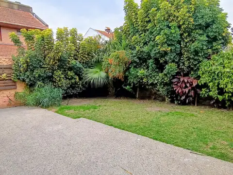 Casa en venta 3 amb. con Jardin y cochera para 2 autos, super luminosa, Apto credit