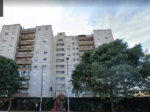 Departamento 2 ambientes al frente sobre Av. Pte. Peron en complejo cerrado con plazas internas