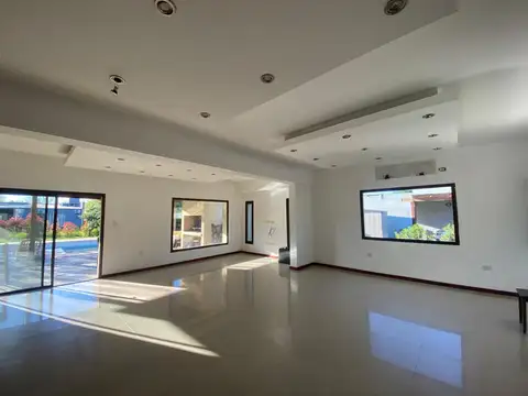 Casa en Alquiler con 2 cocheras