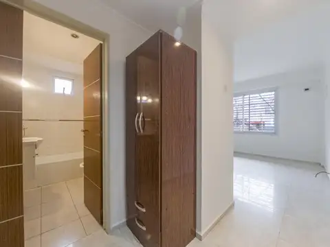 EXCELENTE MONOAMBIENTE AL FRENTE, MODERNO Y LUMINOSO 