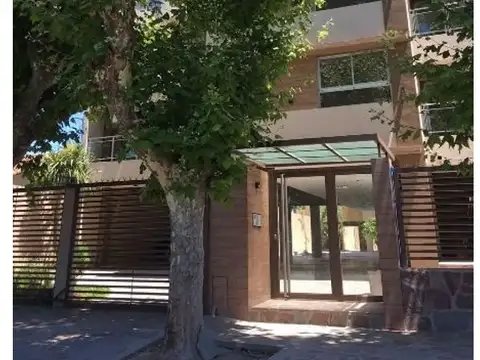 Excelente departamento de dos ambientes con cochera en venta, Villa sarmiento.