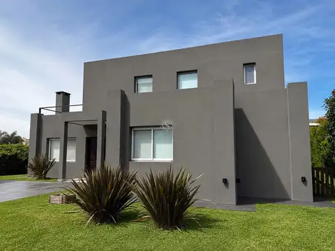 Casa 5 ambientes con 4 baños