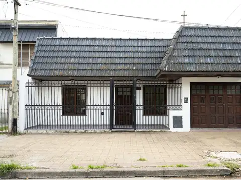 Casa en venta c/ cochera en La Plata