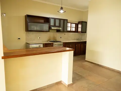 Casa 5 ambientes con 2 baños