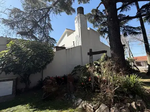 Casa con gran terreno arbolado de 17 mts de Frente - Apta crédito