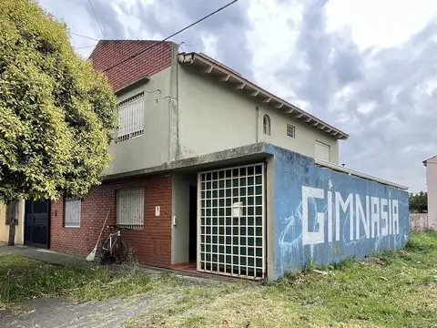 Duplex en venta 2 dormitorios 2 baños y cochera en tolosa 