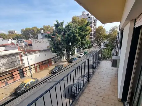 Andres Lamas 2300 2° 4amb coch balc u$ 159.000