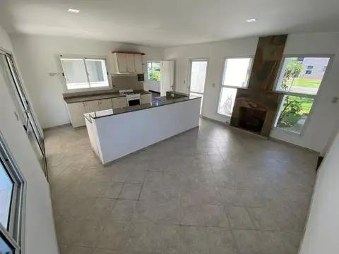 Casa 6 ambientes con 2 baños