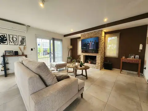 Casa 4 ambientes con 2 baños