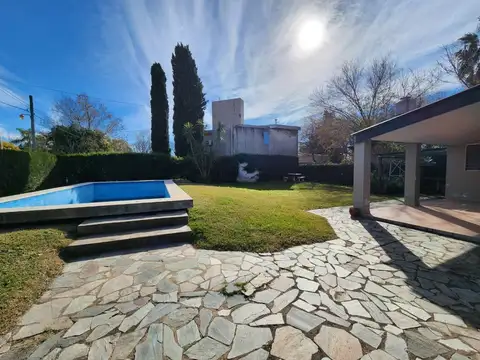 ¡Casa de 50m2 con pileta, lote de 20x21!