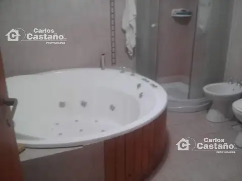 Exc. Lote de 37x75m2 con Casa 2 Amb.