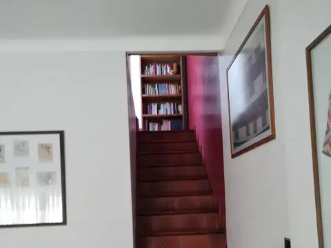 Casa en 2 plantas en esquina sobre lote de 8.66 x 19.80 5 ambientes con cochera lavadero y patio