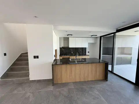 Casa duplex en venta  en La Luisita  5 ambientes 3 dormitorios a estrenar
