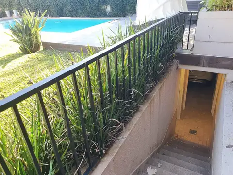 Casa en Alquiler con 3 cocheras