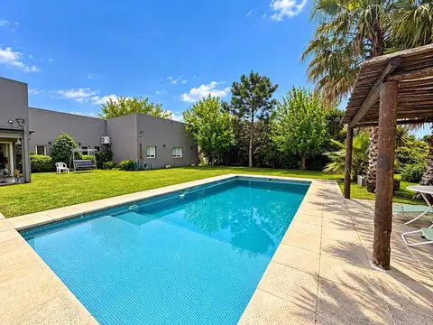 Casa en Venta con 2 cocheras