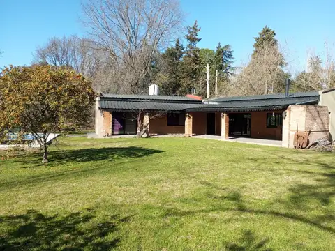 Casa 3 ambientes. Lote parquizado, gran arboleda. Pileta y gran quincho con parrilla