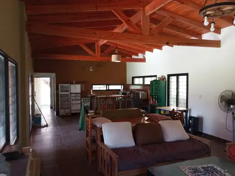 Casa 3 ambientes. Lote parquizado, gran arboleda. Pileta y gran quincho con parrilla