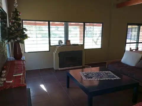 Casa 3 ambientes. Lote parquizado, gran arboleda. Pileta y gran quincho con parrilla