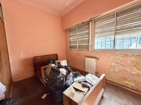 Chalet 4 ambientes a reciclar en excelente ubicación.