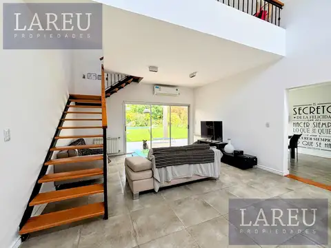 Casa 4 ambientes con 2 baños
