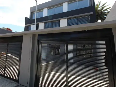 PREMIUM  TRIPLEX 4 AMBIENTES CON COCHERA ESCUCHA OFERTA