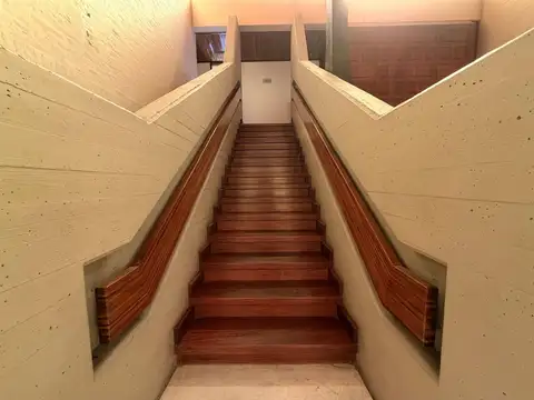 Casa en Alquiler con 2 cocheras