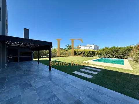Casa en Venta con 4 cocheras