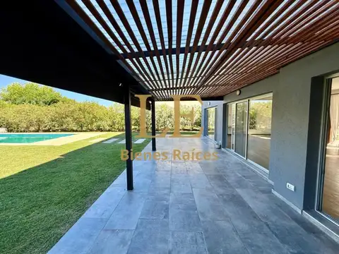 Casa 5 ambientes con 4 baños
