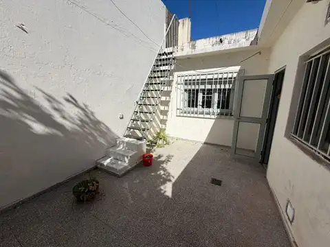 Casa dos dormitorios en alquiler, al frente