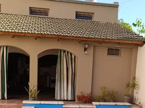 Casa 8 ambientes con 3 baños